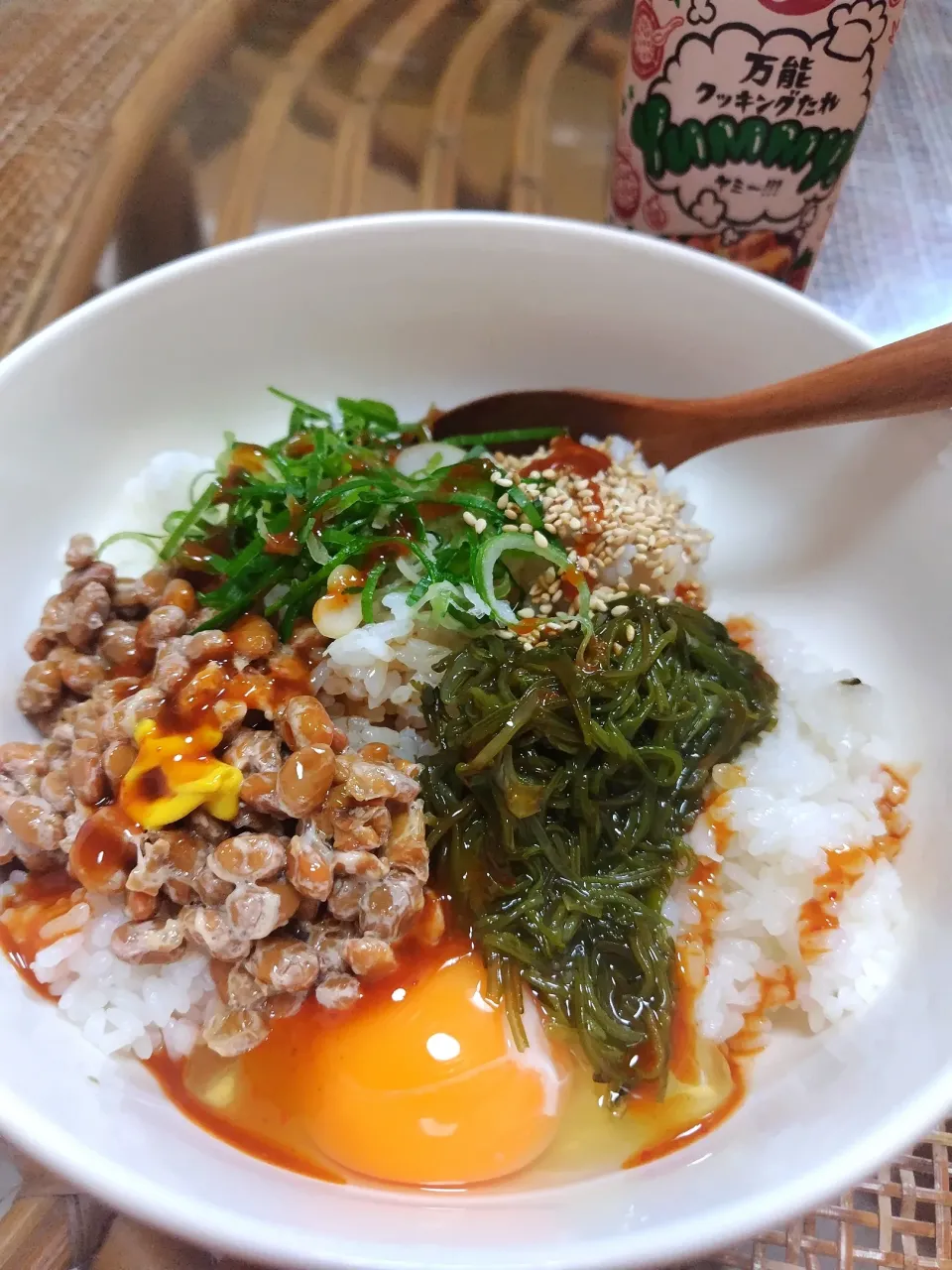 納豆、めかぶ、ネギ、ゴマ、卵ご飯にYummyビーム✨意外にうま～い🤗|rikako♪。.:＊さん