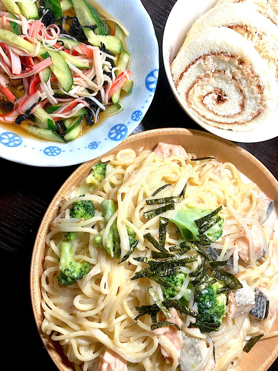 鮭とブロッコリーのクリームパスタ、カニカマ和え、ロールケーキ|まみみさん