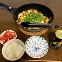 名古屋めし・とんちゃん　きしめんより、味噌煮込みうどんより、味噌おでんより、味噌かつより、手羽先より、何よりも好きな名古屋めしです。普通はキャベツや玉ねぎは入れずに味噌を絡めた豚ホルモンを網で焼くだけですが、栄養バランスを考えて野菜も入れてフライパンで炒めました。| なびさん