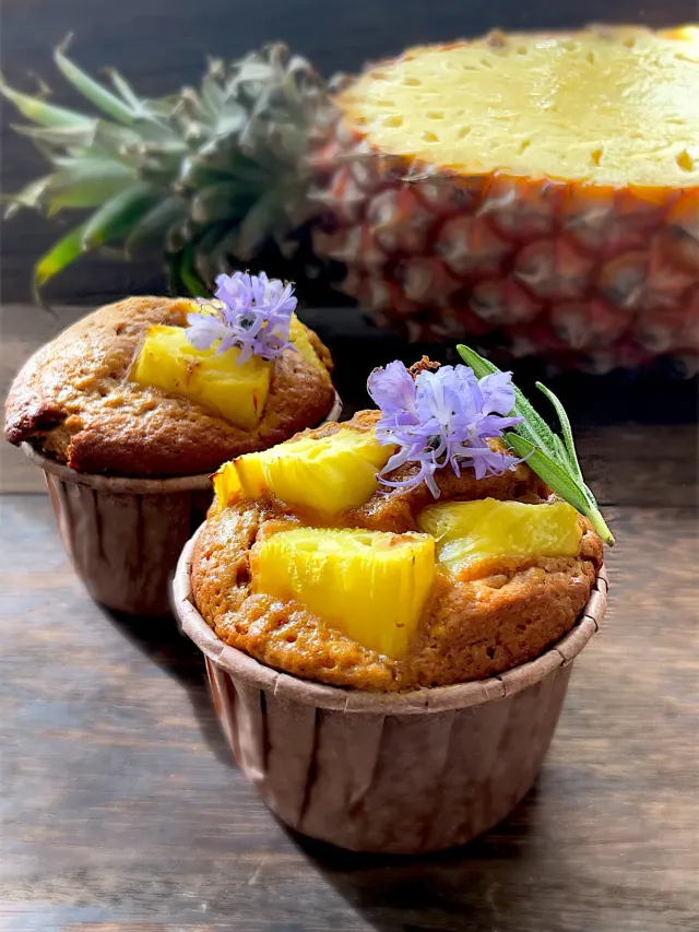Snapdishの料理・レシピ写真:パイナップルマフィン🍍｜週末はマフィンを焼いて♪ティータイムはいかが？