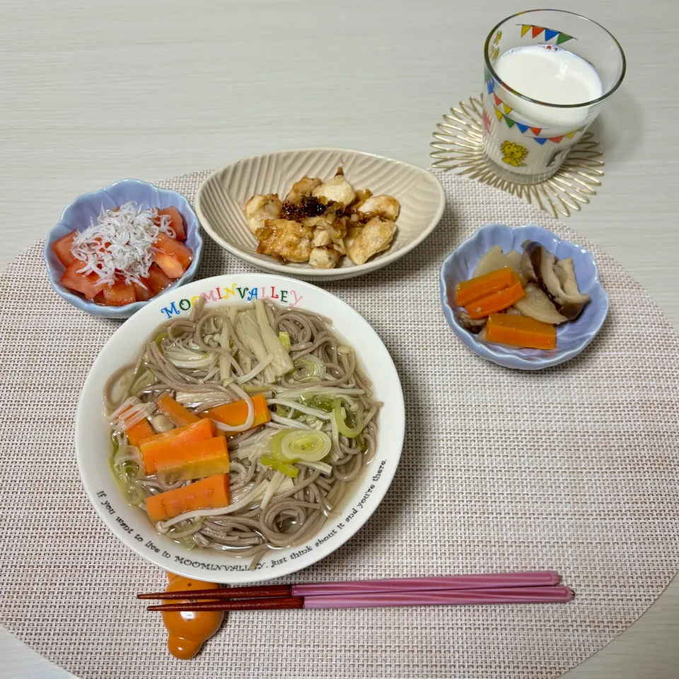 人参えのきネギ入りお蕎麦、煮物、ねぎ塩チキン、トマトとしらすのマリネ|むぎさん