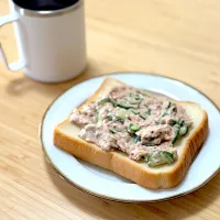 具たっぷり♪ツナマヨサラダのオープンサンド|かりんとうのヒゲさん