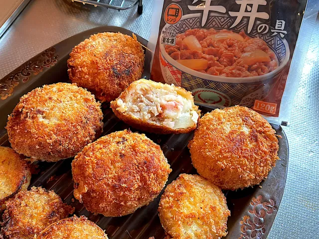 Snapdishの料理・レシピ写真:吉野家牛丼入りコロッケ｜牛丼を超えた自由な食べ方、無限大！簡単＆美味な「おうち𠮷野家」が楽しすぎる♪