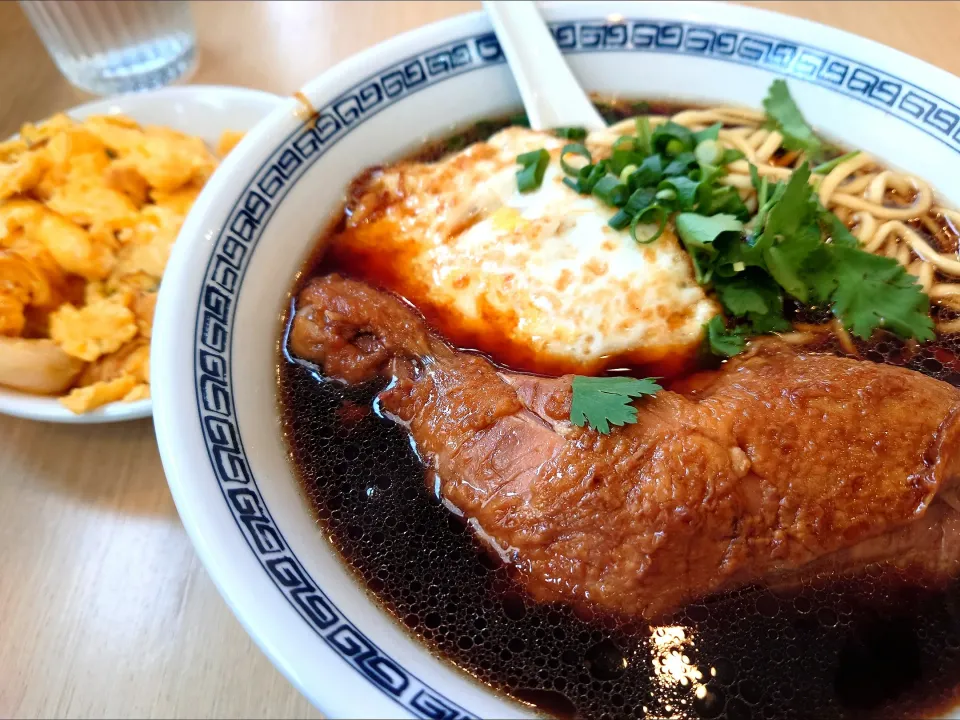【2024年3月創業】 
百味麺館 (店内表記は百味面館)
骨付き鶏もも麺 (スープ有り/太麺
選択、ランチ価格1,078円) 
＋えびたまご炒め (ランチ浇头
〈ジャオトウ〉、220円) 
＠新宿4分 
25105
〈醤53塩19噌󠄀11タ4昆6出4F6冷2〉|大脇さん