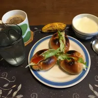 レーズンロールパントーストサンドイッチ、ホットコーヒー、お冷、加糖ヨーグルト、バナナ(朝ご飯)|enarinさん