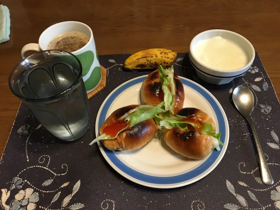 レーズンロールパントーストサンドイッチ、ホットコーヒー、お冷、加糖ヨーグルト、バナナ(朝ご飯)|enarinさん