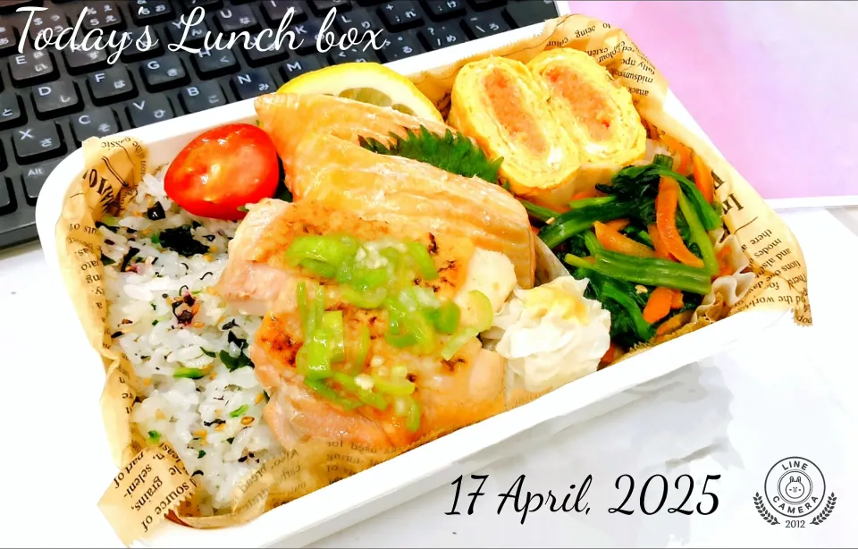 本日の日替わり弁当🍱

①チキンソテー ねぎ塩レモンソース
②焼き鮭  彩りの大葉・レモン
③明太子厚焼きたまご
④プチトマト
⑤肉焼売
⑥母ちゃんの小松菜・人参炒め
⑦青菜とひじきの混ぜご飯|TakeBooさん