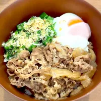 冷凍牛丼の具で温玉オクラ牛丼|あっちゃんさん
