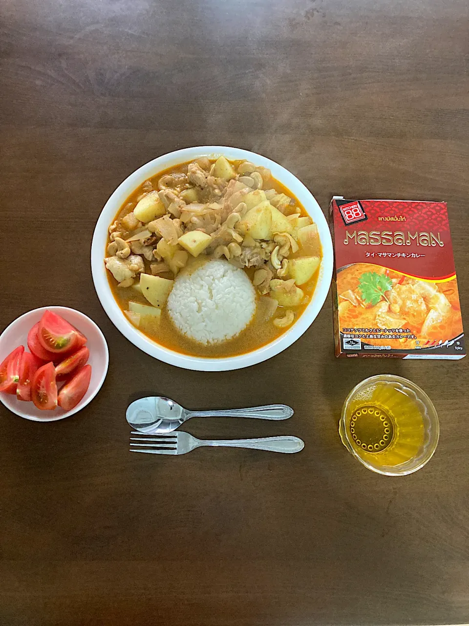 大須商店街の「Dry Fruit Bazaar」さんでマッサマンカレーとカシューナッツを買いました。カレーペーストでなく間違えてレトルトを買ってしまいました。レトルトなので具は入っていますが
買ったカシューナッツのほか、チキンやジャガイモなども足して、具沢山にしました。|なびさん