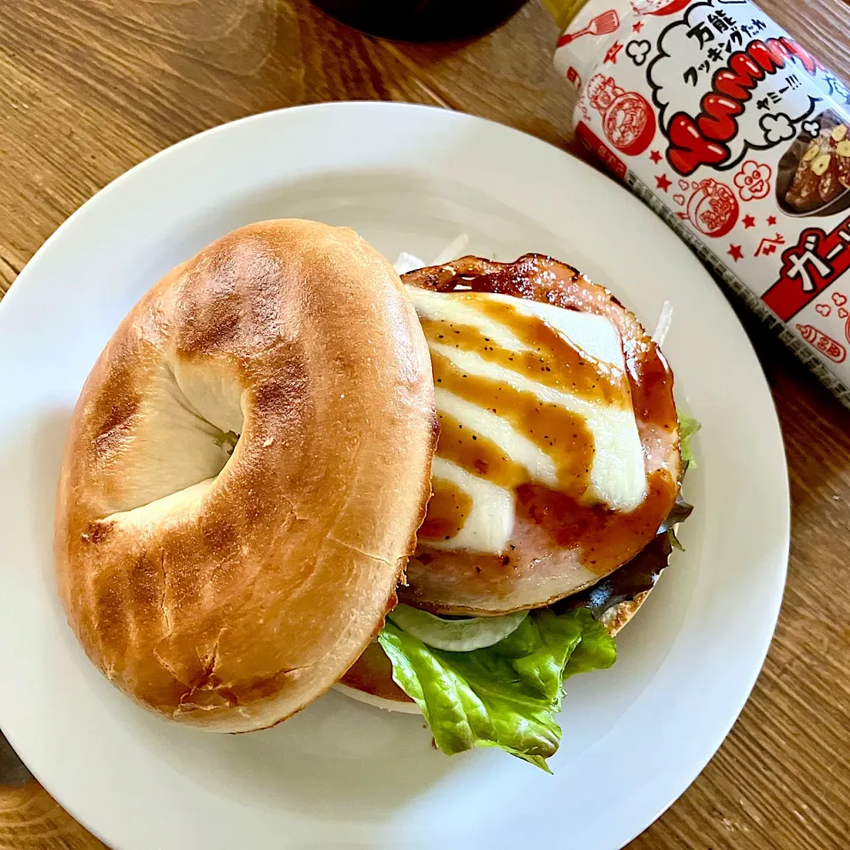 ガーリック&ペッパーソースのハムチーズベーグルサンド🥯|sato*さん
