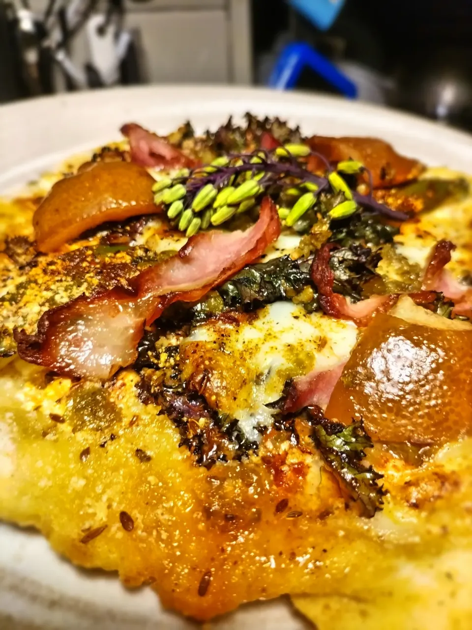 自家製生地でモッツァレラとシロップ漬けレモン、ベーコン、ピーマン、ケールのピザ|takuさん