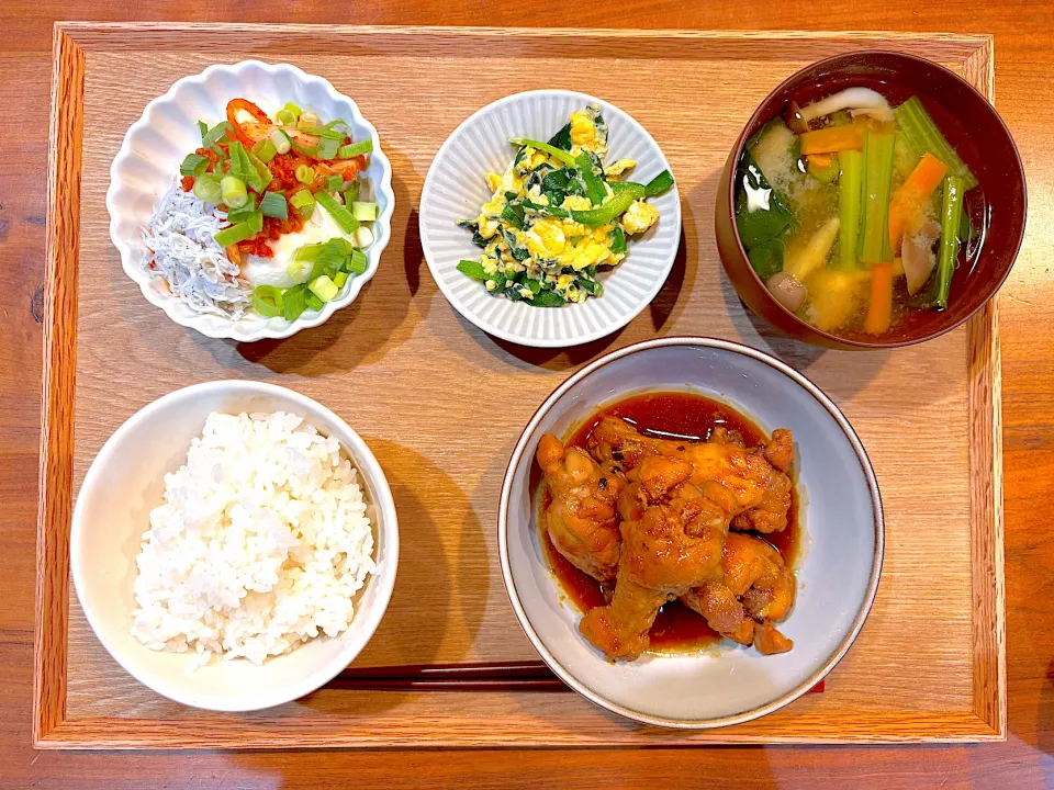 夜ご飯(手羽元のマーマレード煮、ニラたま．キムチしらす冷奴、野菜のお味噌汁)|cocomikaさん
