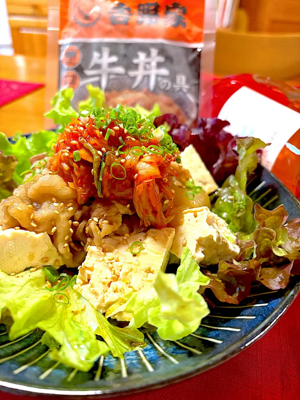 豆腐サラダに吉牛乗せ🥗 ͛.*|おかちさん