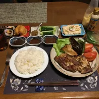 ご飯、ビーフステーキ＆野菜ソテー＆レンチンして温めた3種のつけソース(ステーキ宮のたれ、Yummy!万能クッキングたれのガーリック＆ペッパーとコリアンホット)、トマト、レタス、マカロニサラダ、きゅうり＆金山寺味噌、助六＆俵型お赤飯、烏龍茶、りんごゼリー(夕飯)| enarinさん
