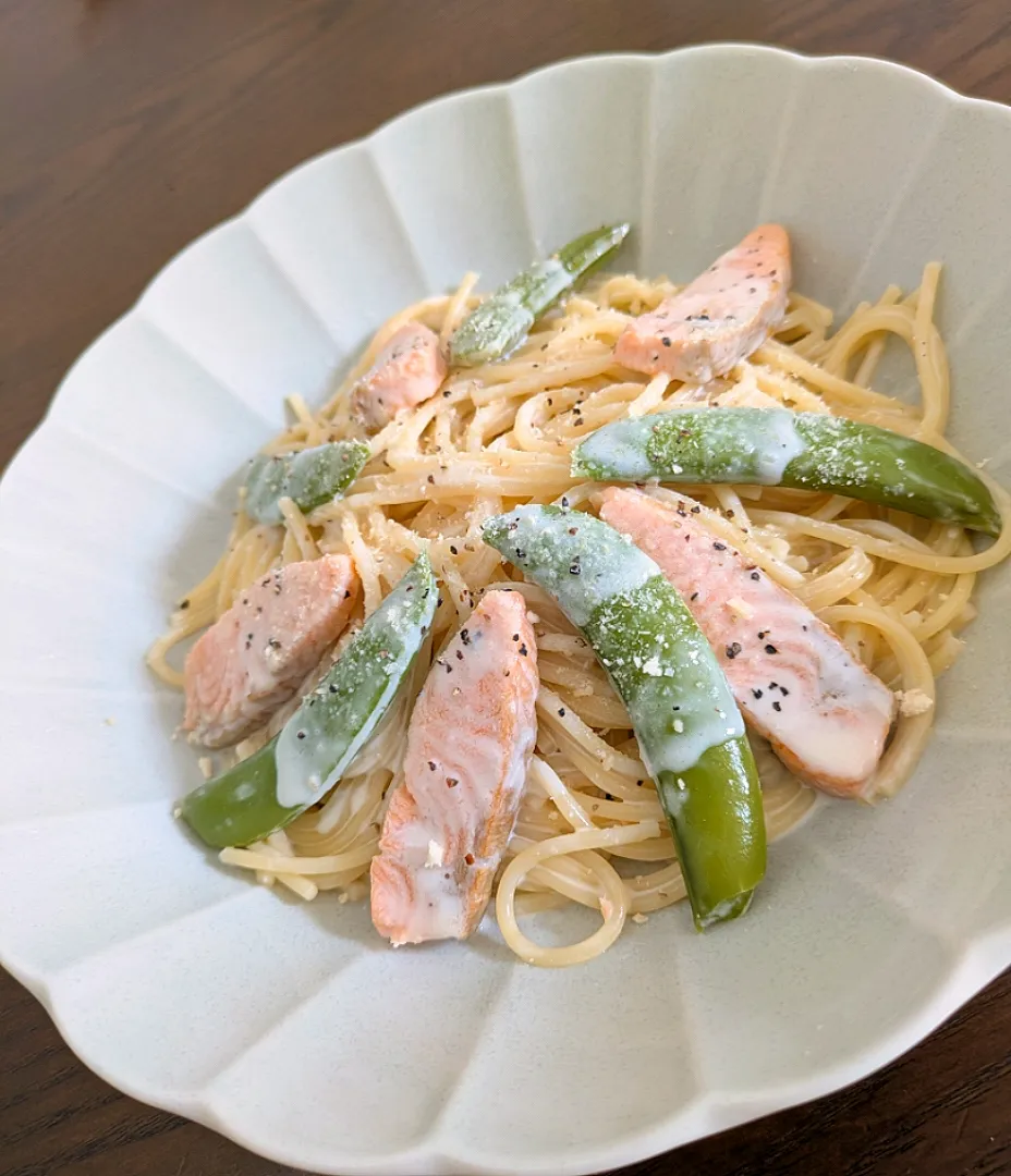 サーモンとスナップエンドウのクリームパスタ|じょうさん