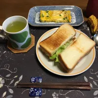 トーストサンドイッチ(Yummy!万能クッキングたれのガーリック＆ペッパー、コリアンホット使用)、ニラチーズ卵焼き、熱い日本茶、バナナ(昼飯)|enarinさん
