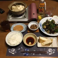 ご飯、きのこ鍋、なす味噌炒め、サイコロ切りビフテキ、網焼き絹厚揚げ、コロッケ、沢庵、烏龍茶(夕飯)|enarinさん