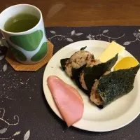 牛そぼろ混ぜご飯おにぎり、切れてるスライスチーズ、ロースハム、沢庵、熱い日本茶(朝ご飯)|enarinさん