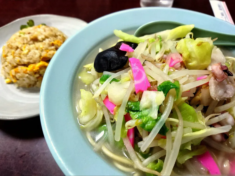 【1971年創業】 
中国料理 長崎飯店 高田馬場店 
ちゃんぽん  (1,100円)
＋半炒飯セット (ランチ、400円)
@高田馬場1分
25107
〈醤54塩19噌󠄀11タ4昆6出5F6冷2〉|大脇さん