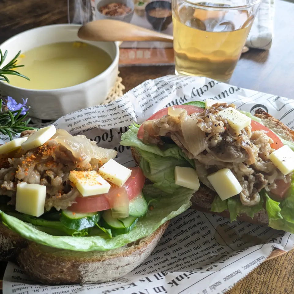 牛丼の具でオープンサンド🥪|とまと🍅さん