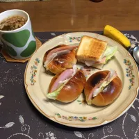 Yummy!万能クッキングたれ2種orねりからしを使ったレーズンロールパントーストサンドイッチ、トーストサンドイッチ、具材入りタマネギスープ、バナナ(昼飯)|enarinさん