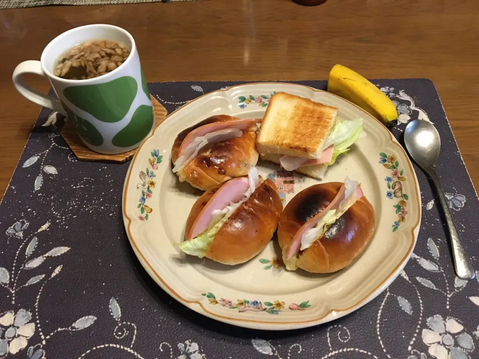 Yummy!万能クッキングたれ2種orねりからしを使ったレーズンロールパントーストサンドイッチ、トーストサンドイッチ、具材入りタマネギスープ、バナナ(昼飯)|enarinさん