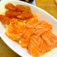 色々サーモンの酢飯と白米のハーフ＆ハーフ丼|Tomoさん