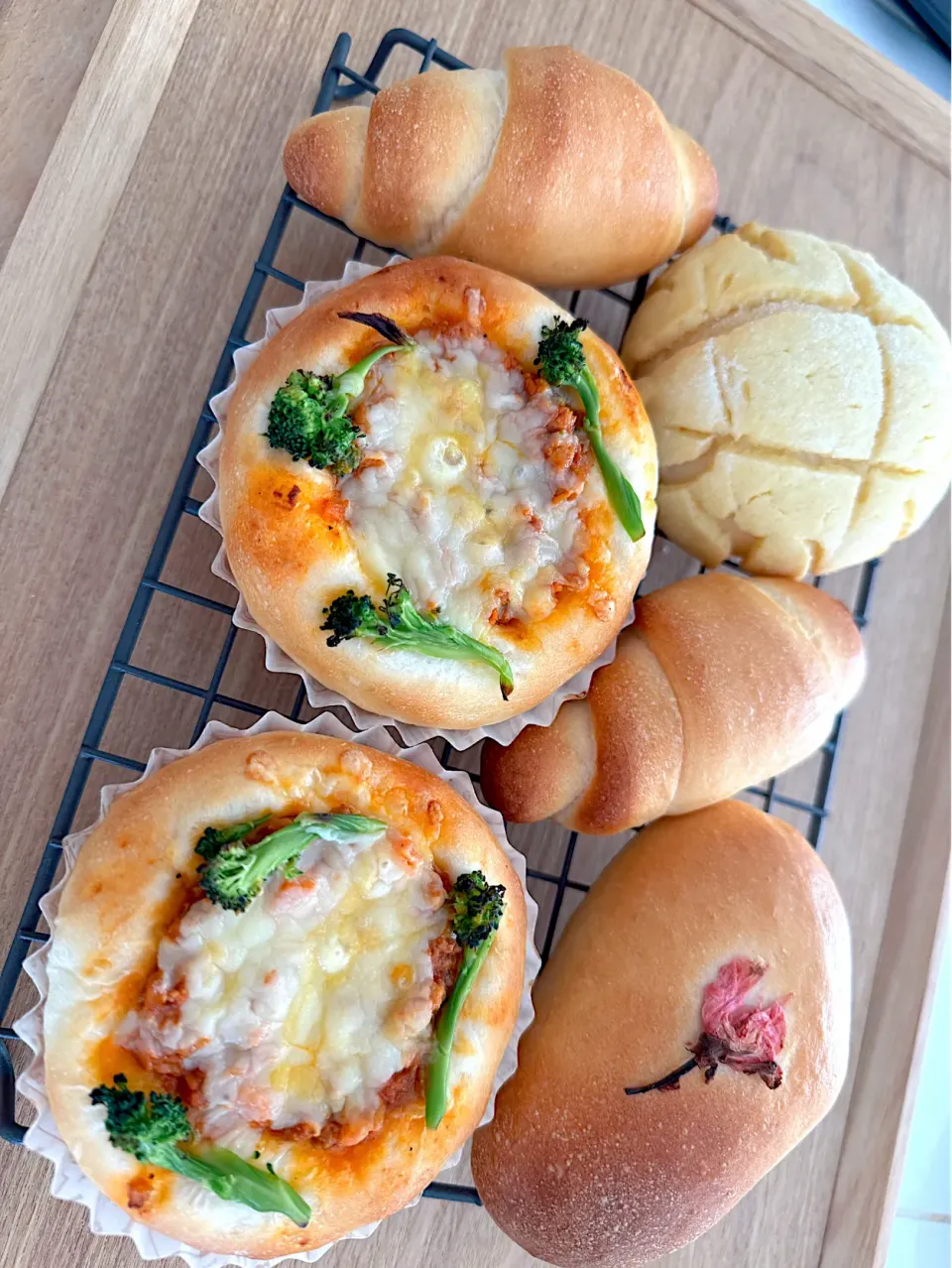 焼きたてのパンでお花見🌸|はる꒰(๑´•.̫ • `๑)꒱さん