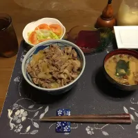自家製牛丼、なめこ汁、納豆、トマトレタスサラダ、烏龍茶、葡萄寒天(夕飯)|enarinさん