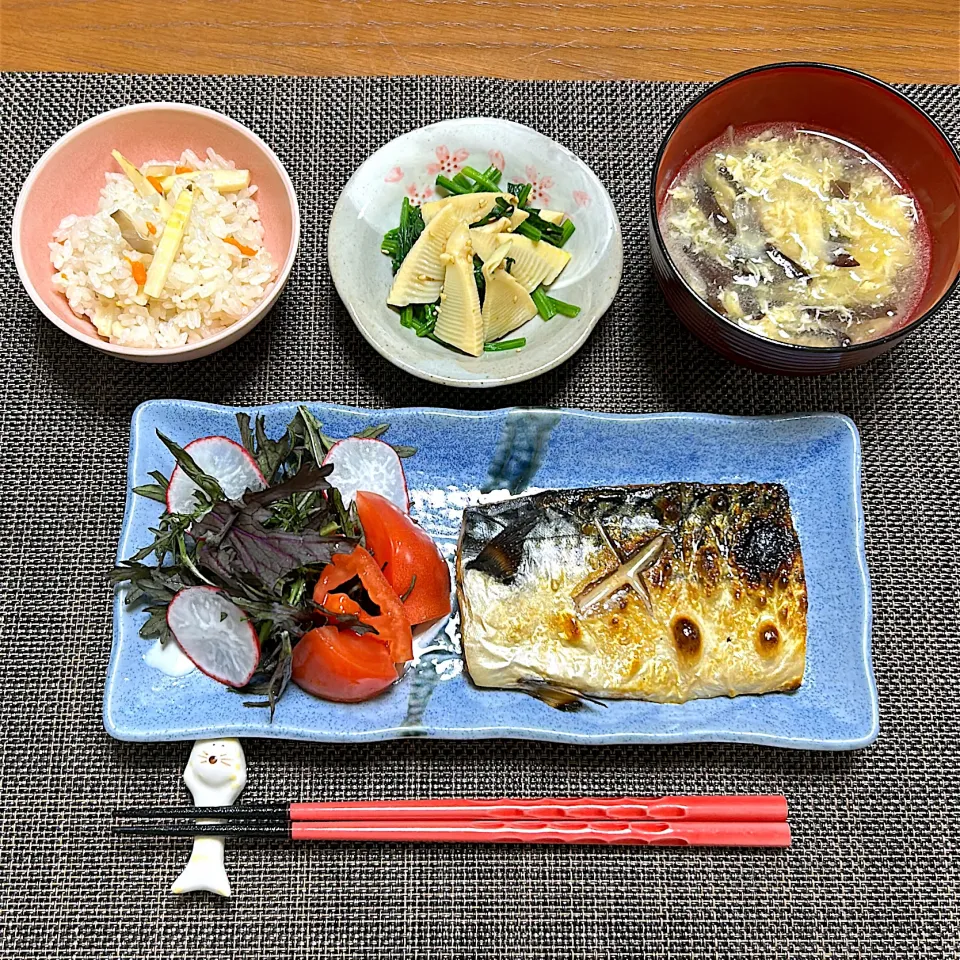 たくさんいただいたタケノコで炊き込みご飯、タケノコ穂先とほうれん草のナムル、さばの塩焼き、サラダ、キャベツとキクラゲのかき玉汁|柚子きりかさん
