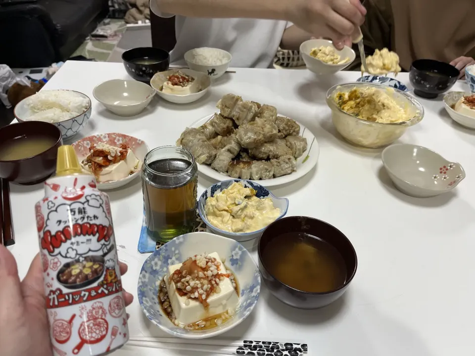 晩御飯☆揚げ焼き焼売☆スタミナ冷奴（キムチ・天かす・ごま油）☆サラダ（かぼちゃ煮・ツナ缶・ゆで卵）☆インスタントみそ汁。スーパーでyummyを見つけたので買ってみたー(^^)ウマー|Saharaさん