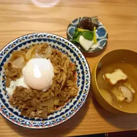 温玉のせ牛丼|みんさん