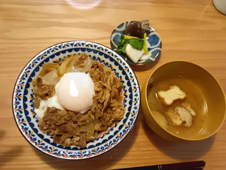 温玉のせ牛丼|みんさん