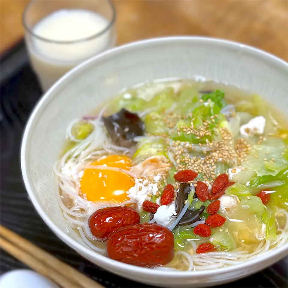 落とし卵とレタスの麺料理|くまちゃんさん