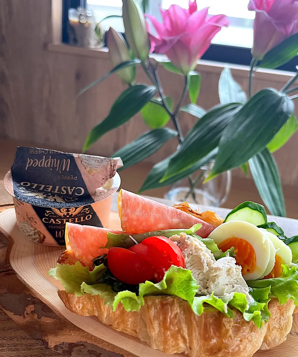 モニタープレゼント　ありがとうございます　　キャステロ　ホイップクリームチーズ　ペッパーをいただきました　ふわふわでペッパーがピリッと美味しいです|izunさん