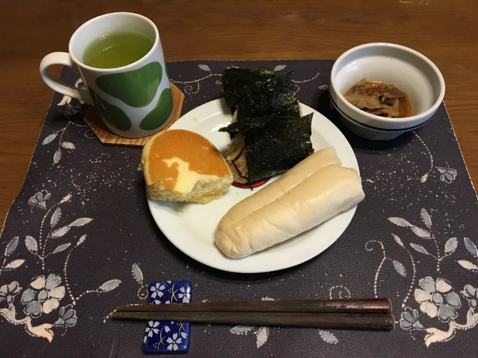 おにぎり、ヤマザキ北海道チーズ蒸しケーキ、生チョコパン、牛丼のあたま、熱い日本茶(朝ご飯)|enarinさん