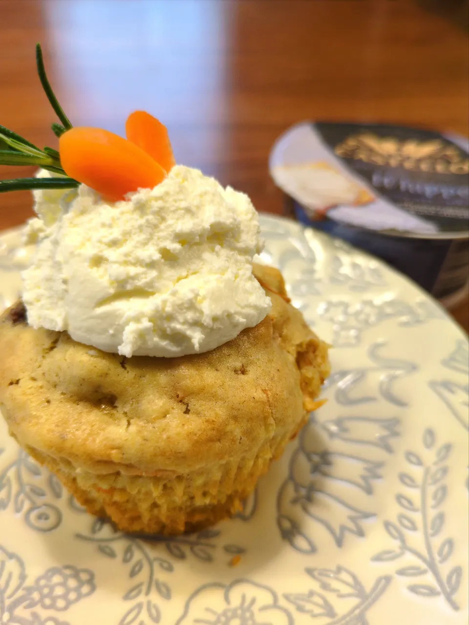 キャロットケーキ キャステロホイップクリームチーズのせ🥕|いりごまさん