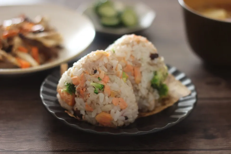 さくらますとブロッコリーのバター風味おにぎり|ちいさなしあわせキッチンさん