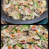 今日は早めの独り晩御飯  地元菊川町のそうめん 菊川の糸の折れ端を使った【野菜ドッサリ焼きそうめん】 下関市菊川町の郷土料理 豚肉、ピーマン以外は全て地元食材 春キャベツ もやし 新玉ねぎ 人参 、原木生きくらげ、ちゃんぽん用チクワ、赤、緑かまぼこ、じゃこ天| 🐈⸒⸒⸒⸒つるのダンス🐈🐾さん