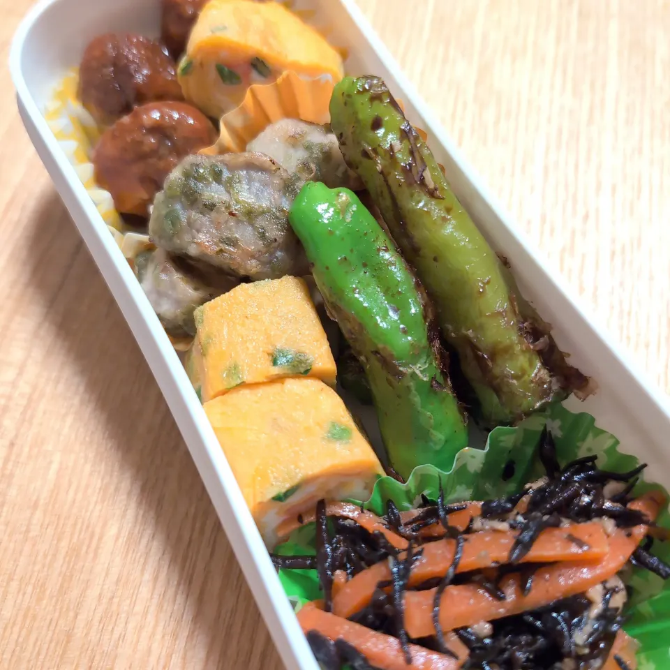 息子弁当♪⁠ ⁠\⁠(⁠^⁠ω⁠^⁠\⁠ ⁠)お酒のあてのようなお弁当になってもーた　笑|チョコさん