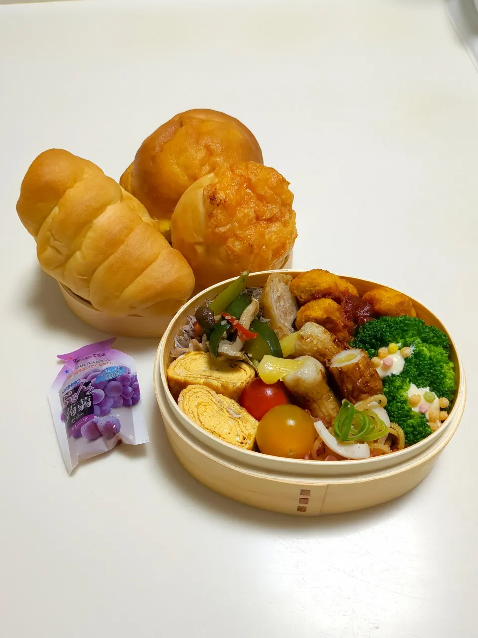 健ちゃん弁当　ツナマヨの卵焼き・きゅうりとセロリとシメジの中華炒め・チーズinちくわ・たらこパスタ・ナゲット・春巻き（冷食）・ブロッコリー・プチトマト・手作りソーセージパン2個・明太子チーズパン・スイートブール・こんにゃくゼリー|森田実和さん