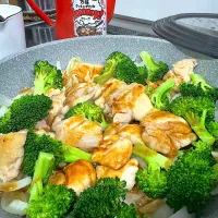 鶏もも肉と新玉ねぎ、ブロッコリーの蒸し焼き|いっかくさん