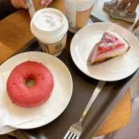 ストロベリードーナツ　　　　　　　　　　ストロベリータルトとコーヒー|ちゃみこさん