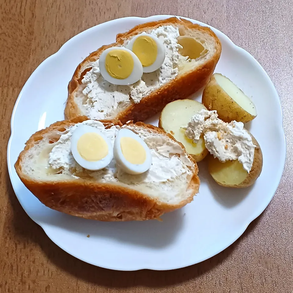 塩バターフランスと新芋に、ペッパーチーズとうずらの卵をのせて|ナナさん