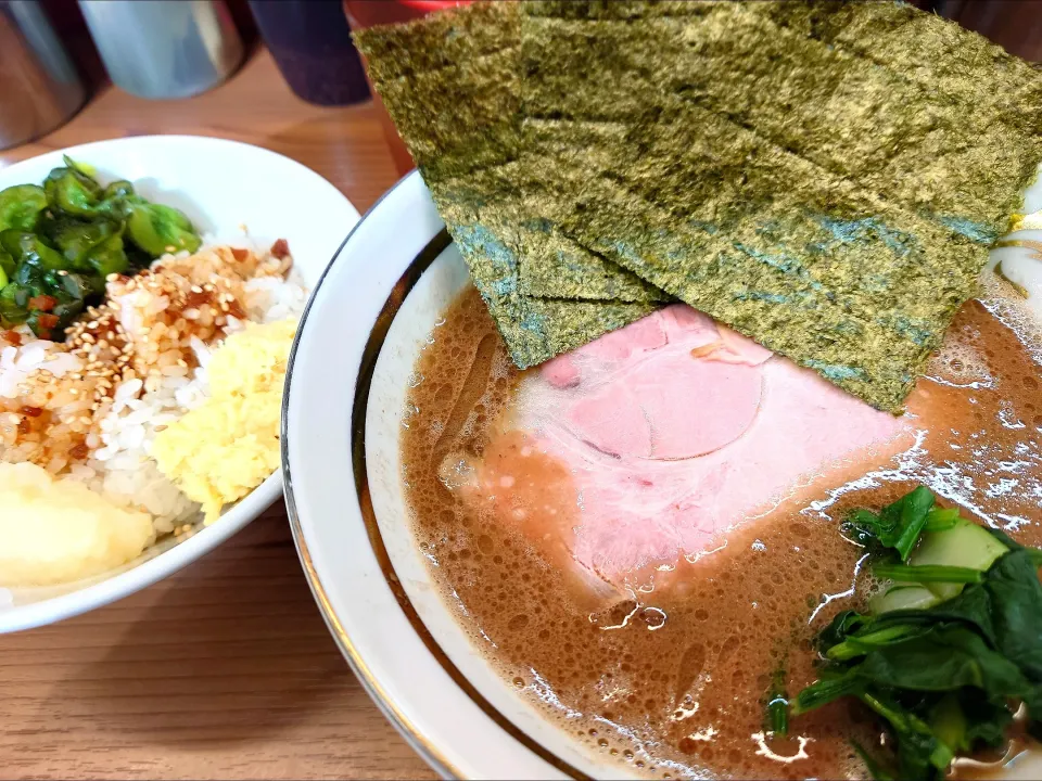 【TRYラーメン大賞2023-2024 
新店オリジナル部門受賞】 
【ライス価格改訂】
麺家 たいせい 
ラーメン（950円、 
麺やわらかめ/ 味うすめ/鶏油少なめ） 
－麺少なめ60%  (通常160g) 
＋ライス中（200円) 
＋卸し生姜（冷蔵庫に保管、無料） 
＋胡瓜の漬物 (卓上、無料) 
＠中野坂上1分
(JR新宿駅から徒歩24分)
25109
〈醤56塩19噌󠄀11タ4昆6出5F6冷2〉


|大脇さん
