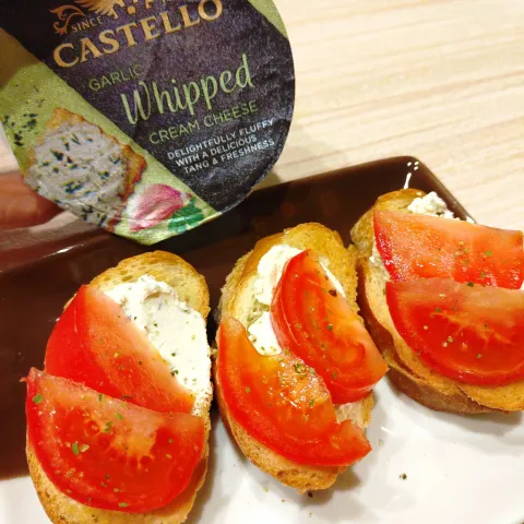 「キャステロ ホイップクリームチーズ ガーリック」を使ってみたSnapdishの料理・レシピ写真:トマトとガーリックチーズのブルスケッタ