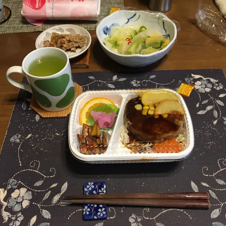 ハンバーグ弁当、白菜の浅漬け、唐揚げ、熱い日本茶(昼飯)|enarinさん