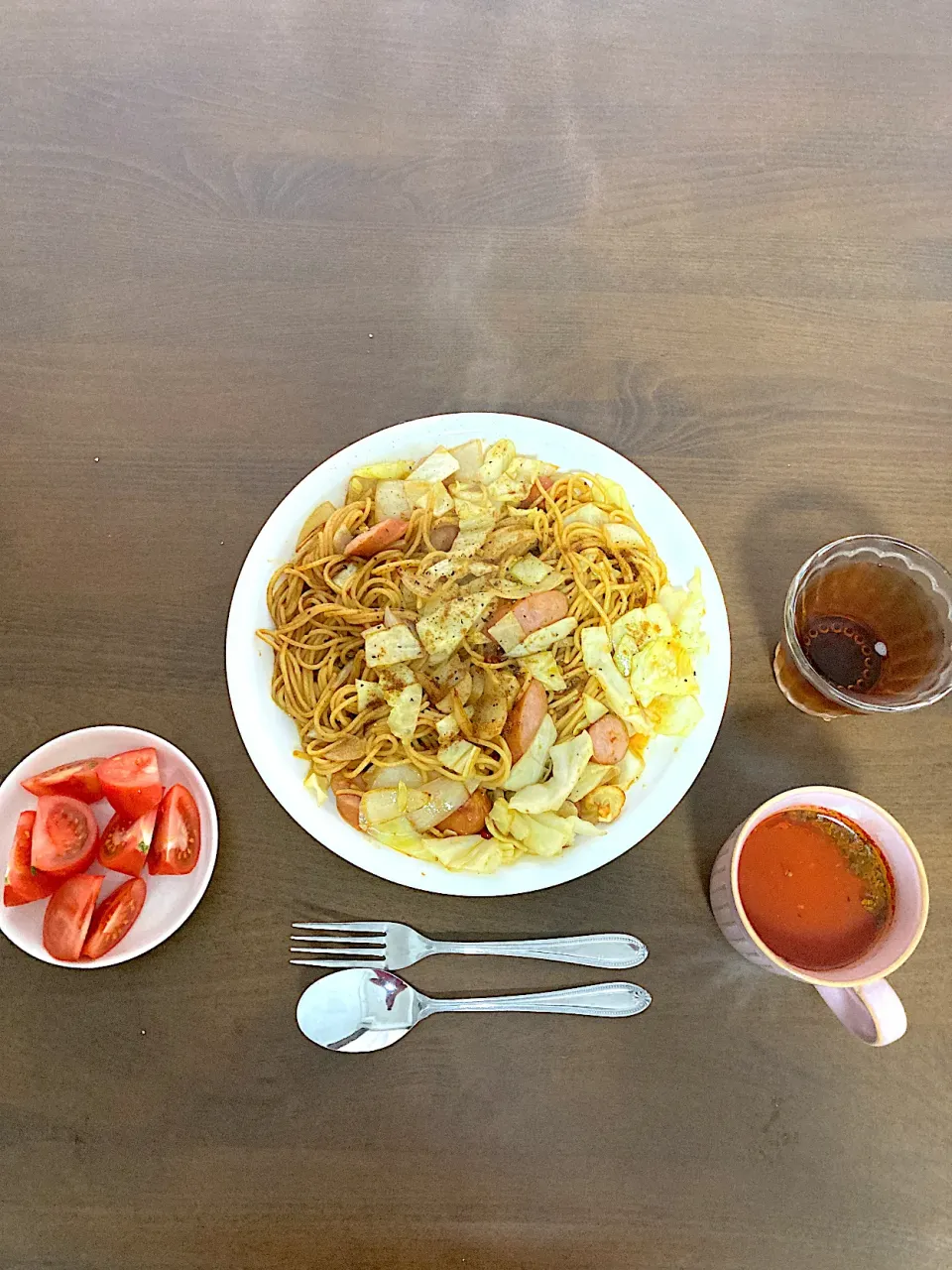 ウィンナとキャベツ入りカレー風味スパゲッティ。カレー粉じゃなくてバーモントカレーを使うので基本的にこくまろですが、テーブルでガラムマサラを振ってスパイシーさを増します。|なびさん
