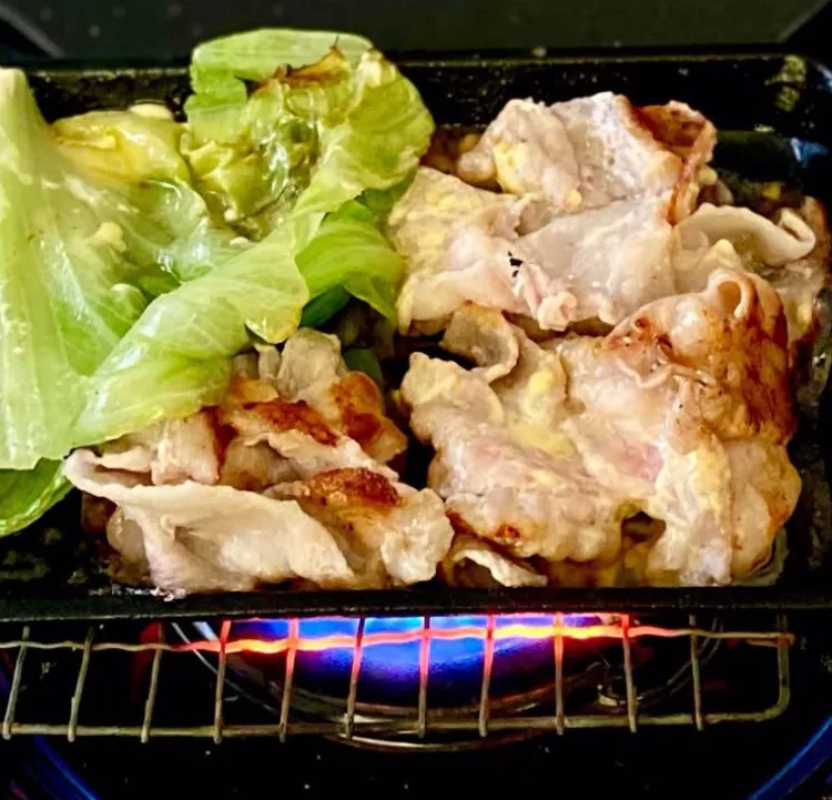 「レタスと豚肉のオイスターソース炒めde晩酌スタート」🥬
厚揚げと大根の煮物、椎茸と卵のスープを添えて 晩ごはん💦|ばくあんしゃさん