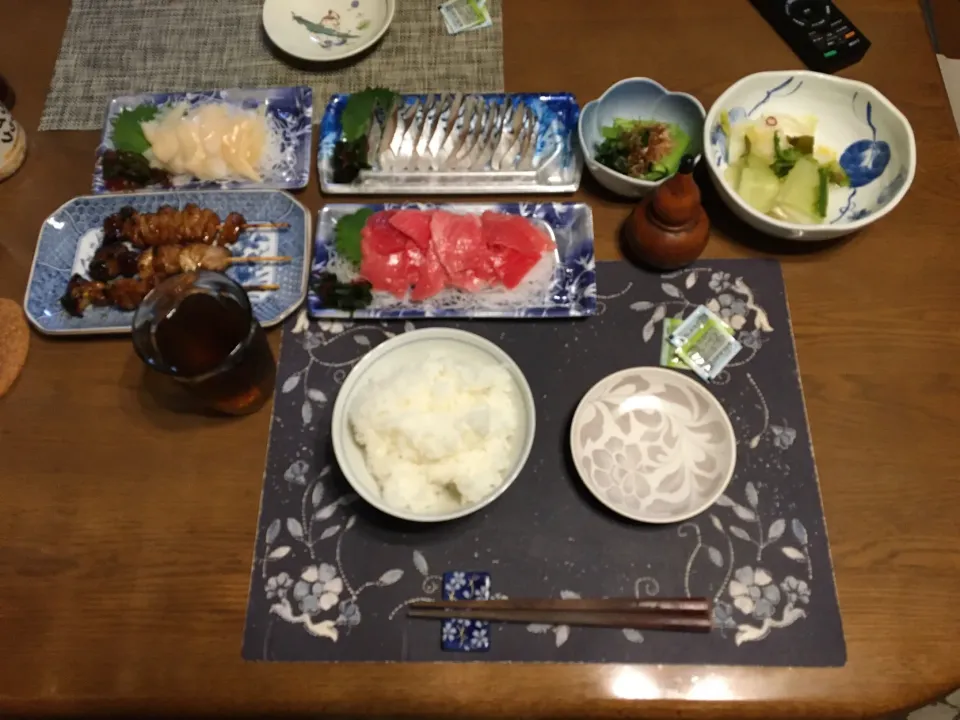 ご飯、本まぐろ・中トロ入り切り落とし、〆さばのお造り、石垣貝のお造り、鶏皮串、鳥もも肉＆ニンニク串、小松菜のお浸し、白菜の浅漬け、烏龍茶、はちみつレモンの寒天ゼリー(夕飯)|enarinさん